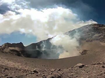 Alpinista capta video de fumarola desde el cráter del Popocatépetl