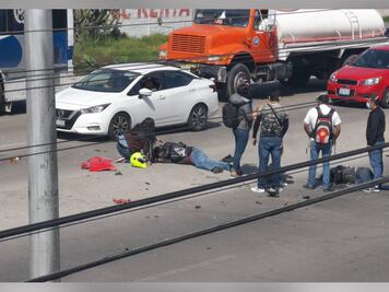 Embisten a pareja de motociclistas en la libre a Tehuacán
