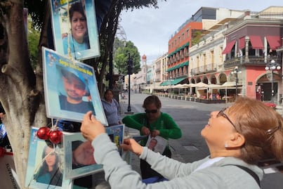Voz de los Desaparecidos retira fotografías de familiares del zócalo
