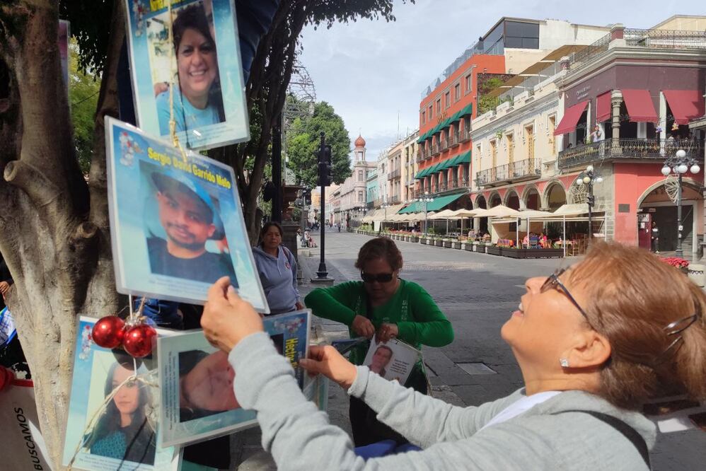 Miembros del colectivo Voz de los Desaparecidos retiró las fotos de sus familiares | Agencia Es Imagen para El Universal Puebla