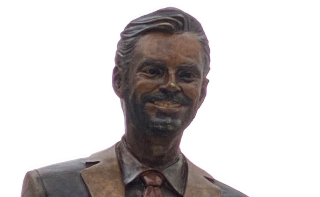 Estatua de Eugenio Derbez en Acapulco causa críticas en redes sociales
