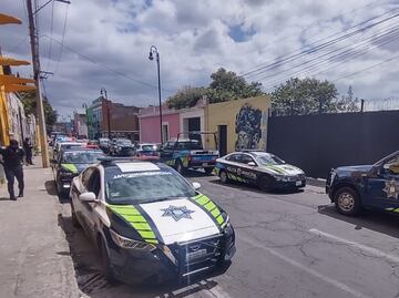 ¿Sabías que los agentes de seguridad tocan la carrocería de tu auto cuando te detienen?