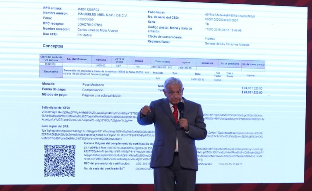 López Obrador exhibió esta mañana una factura de un presunta compra en 2019 de un departamento que hizo el periodista Carlos Loret de Mola. Foto: Carlos Mejía