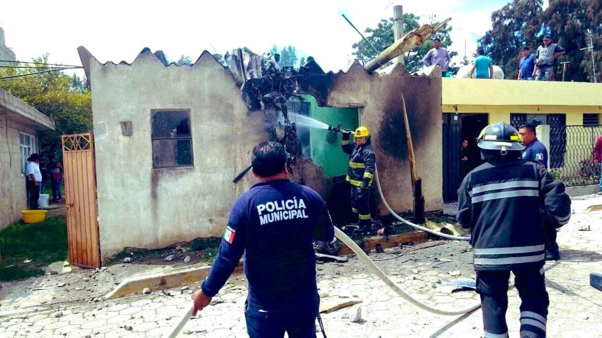 Una avioneta se estrelló contra una vivienda en la localidad de Santiago Tenango, donde fallecieron tres personas | Foto: Twitter Sergio Salomón