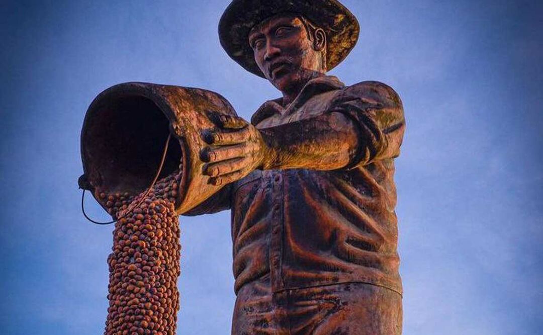 El Monumento al Cafetalero es una de las esculturas monumentales que encontrarás en Xicotepec | Foto: Instagram Xicotepec Travel