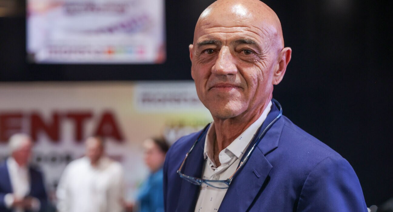 En respuesta, el empresario utilizó X para amenazar con trasladar al equipo a Tlaxcala o Mexicali, e incluso mencionó Sinaloa, comentando que “a ver si se va a acordar del fútbol entre tanta balacera”. Estas declaraciones no fueron bien recibidas por el Chelis, quien defendió al aficionado.

Foto: Producción El Universal Puebla