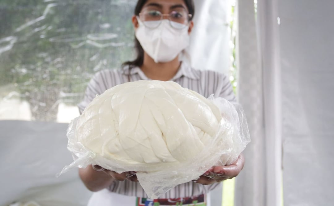 Los pobladores del municipio de Libres buscan romper un récord Guinness al elaborar un queso de hebra de media tonelada | Foto: Agencia Es Imagen para El Universal Puebla