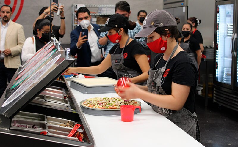 El primer restaurante de Pizza Hut en México abrió en Guadalajara en 1969. Hoy en día, la franquicia cuenta con más de 285 tiendas en el país y está presente en 110 mercados. 

Foto: Producción El Universal Puebla