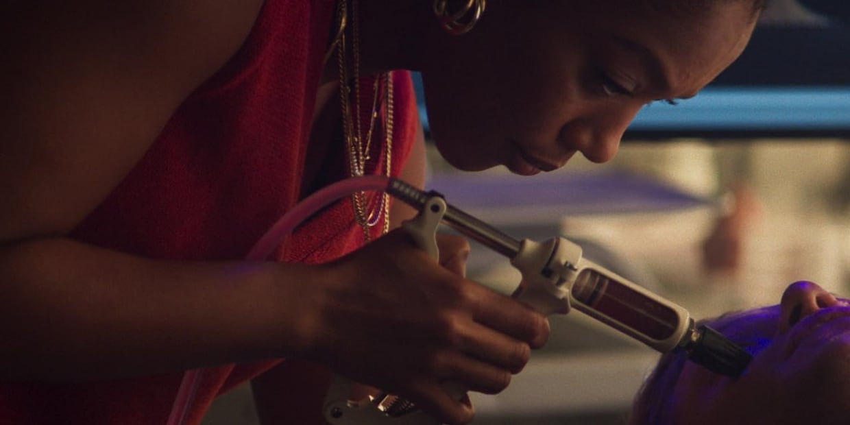 El filme se sostiene gracias a su gran guion y la dinámica entre sus protagonistas, interpretados Tom Rhys Harries y Naomi Ackie | Foto: DC Studios
