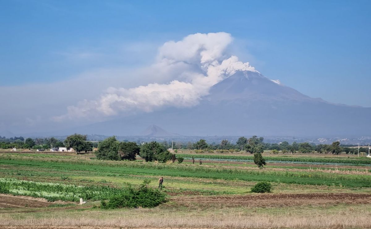 Se estima que el volcán Popocatépetl seguirá emitiendo explosiones de tamaño menor, ceniza y fragmentos incandescentes | Foto: Agencia Es Imagen para El Universal Puebla