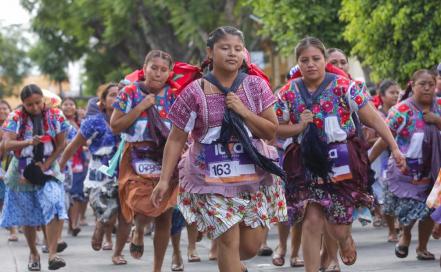 Carrera de la Tortilla 2022 en Tehuacán: competidoras cargan hasta 50 kilos