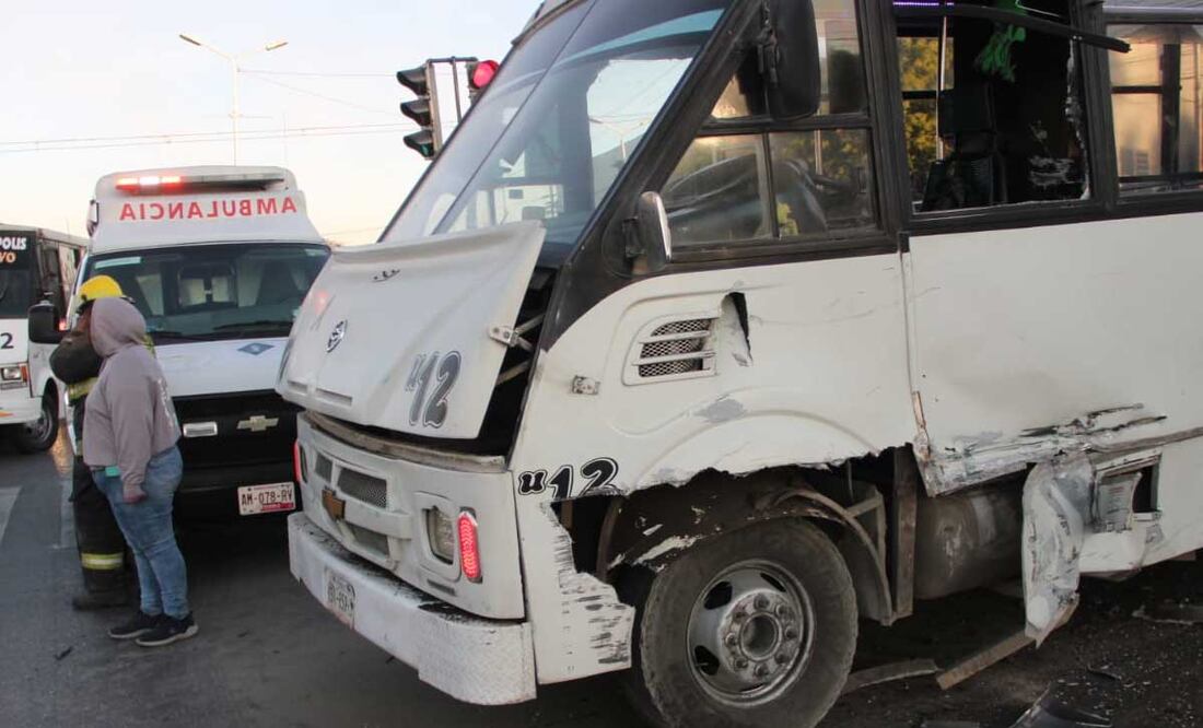 En el crucero del camino a La Resurrección, un camión de volteo se impactó contra un microbús de la Ruta 17 | Foto: Agencia Es Imagen para El Universal Puebla