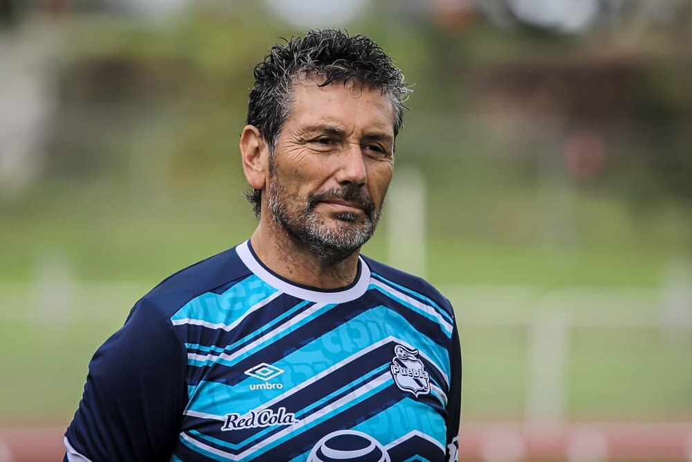 Carlos Poblete fue clave para que su equipo se convirtiera en el superlíder en la temporada 1988-1989 al anotar 23 goles. 

Foto: Producción El Universal Puebla