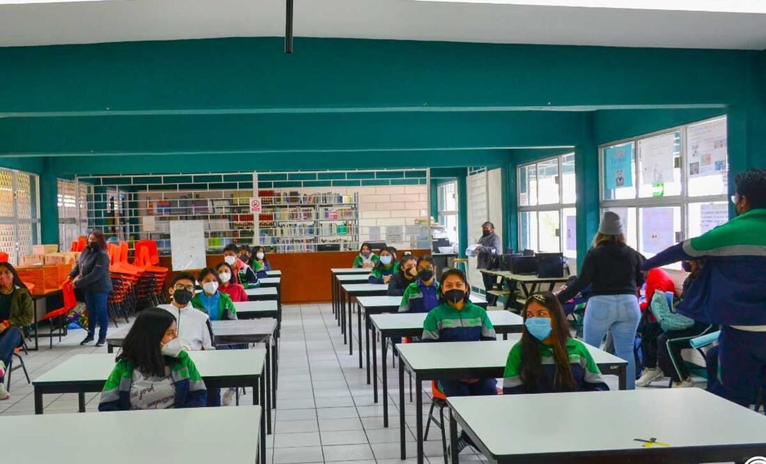 Personal del Cobaep, plantel 2, no permitió el ingreso a los alumnos por portar el cabello largo | Foto: Cobaep