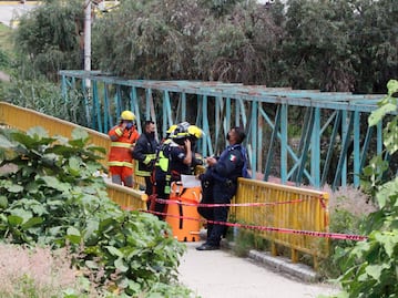 Hombre se cuelga de puente en la México-Puebla