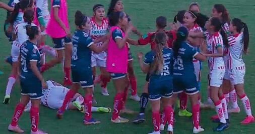 Jugadoras de Necaxa y Puebla se enfrascan en batalla campal