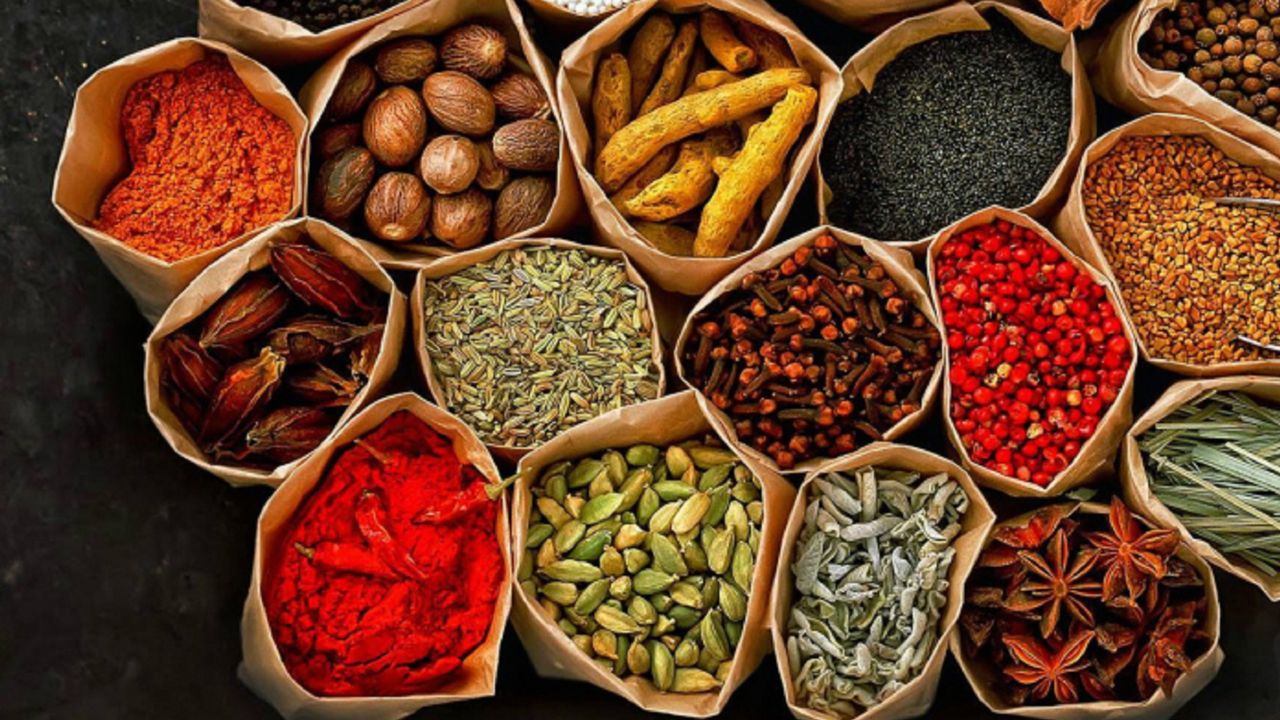 En general, contribuyen al mantenimiento de una presión arterial saludable y poseen propiedades antimicrobianas, lo que ha llevado a su uso extensivo desde la antigüedad como conservantes naturales. 

Foto: Producción El Universal Puebla