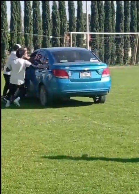 Un conductor intentó atropellar a jugadores de futbol en una pelea | Redes Sociales