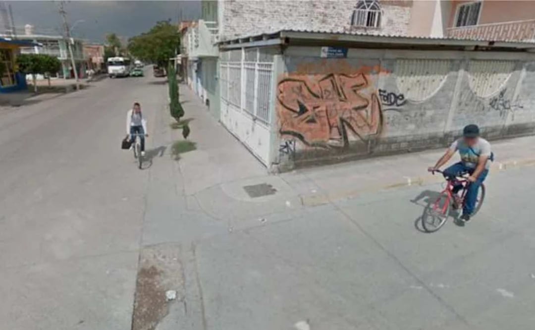 Por medio de la versión Google Street View, se registró un cómico choque de bicicletas