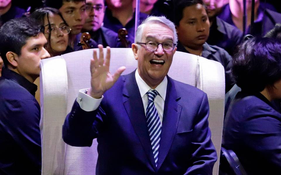 Marcelo Buchet, dueño de las pizzerías Che Boludo y fundador de la Iglesia Maradoniana, rompió una pantalla que compró en Elektra para expresar su frustración por el mal momento que vive el Puebla.

Foto: Producción El Universal Puebla
