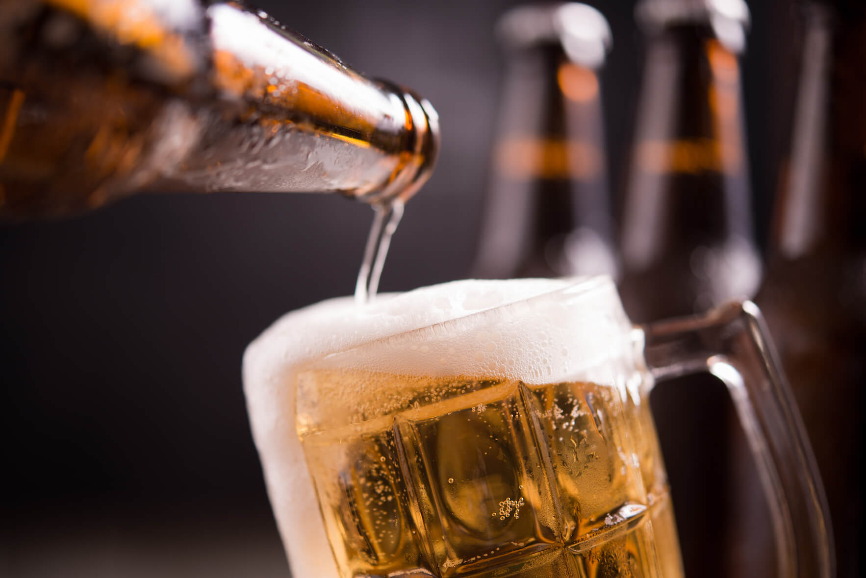 Además, la Organización Mundial de la Salud (OMS) establece que un consumo excesivo de alcohol se considera superior a 40 gramos diarios para las mujeres y más de 60 gramos para los hombres. Esta información es crucial para ayudar a las personas a mantener un equilibrio en su dieta y evitar riesgos para la salud asociados con el consumo elevado de calorías y alcohol.

Foto: Producción El Universal Puebla