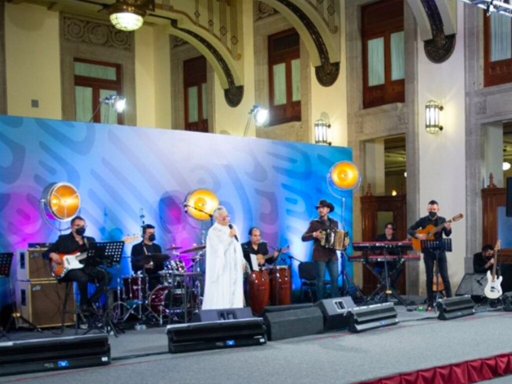 AMLO dedica festival musical desde Palacio Nacional por el Día de las Madres