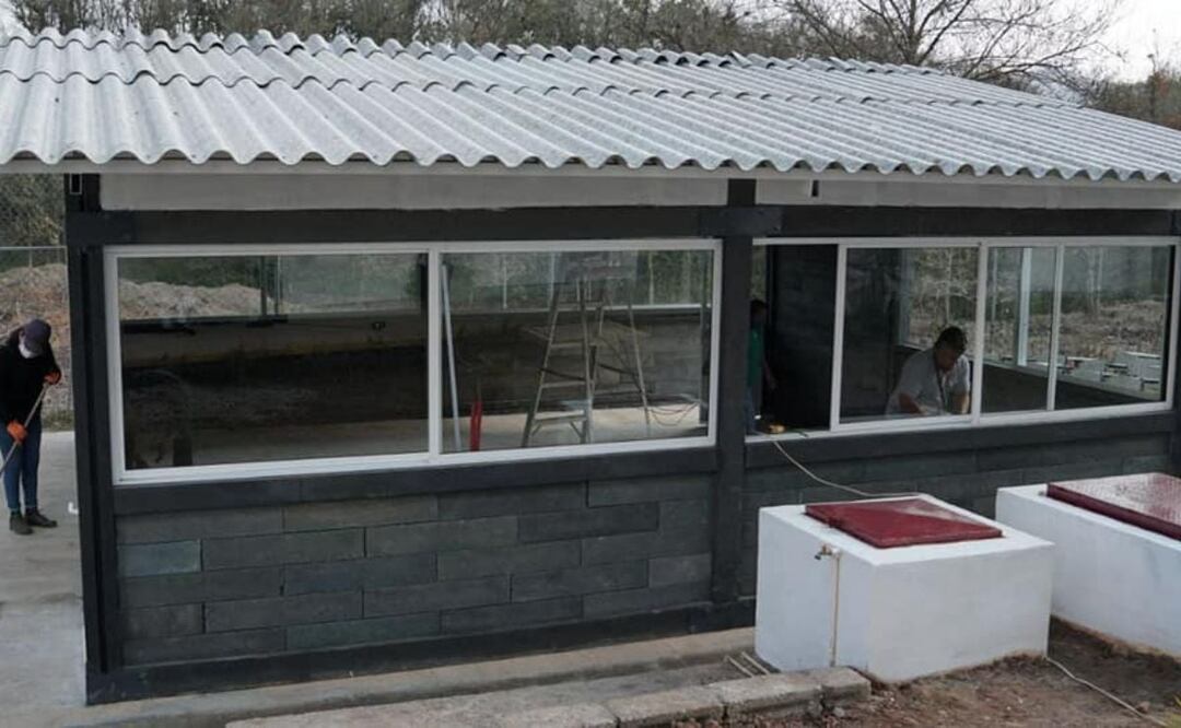 En el Colegio de Estudios Científicos y Tecnológicos de Puebla se encuentra el primer salón de clases sustentable construido con desechos plásticos | Foto: Línea Directa de Xicotepec