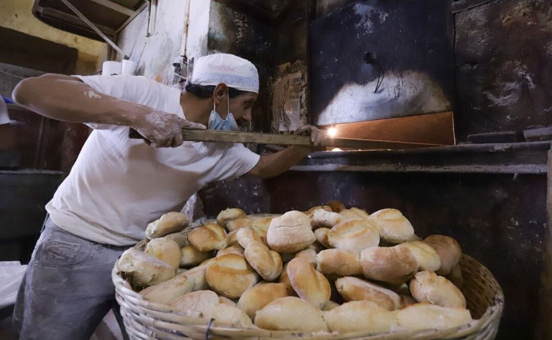 Los originales chiles en nogada se acompañan tradicionalmente con una torta de agua | Foto: Agencia Es Imagen para El Universal Puebla