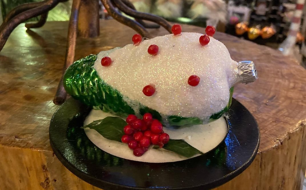 Chignahuapan. Las esferas navideñas más originales: del chile en nogada al Día de Muertos