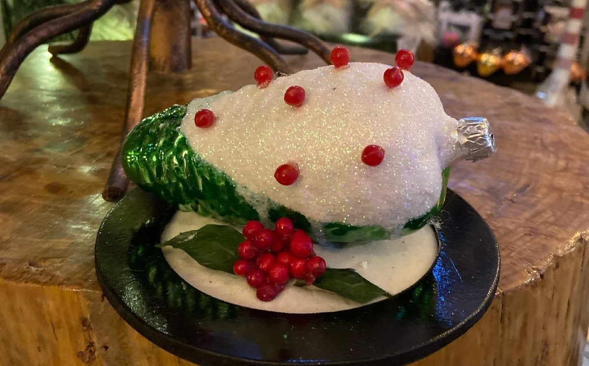 Chignahuapan. Las esferas navideñas más originales: del chile en nogada al Día de Muertos