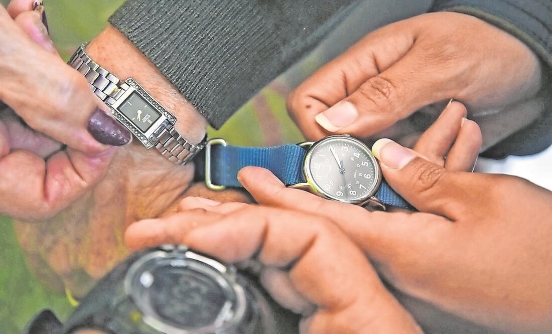 Se recomienda que la noche de este sábado, antes de irse a dormir, atrase su reloj una hora. Foto: Archivo. El Universal