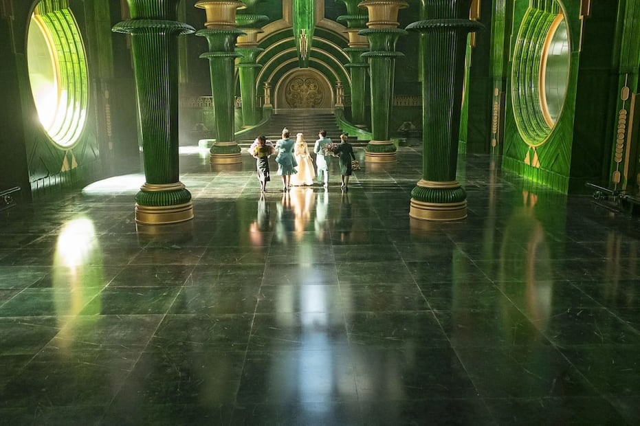 El filme continúa aprovechando su diseño de producción a la perfección. Los sets mantienen la escala de la película anterior y se atreven a mostrar nuevos mundos con esquemas de color y texturas diferentes | Foto: Universal Pictures