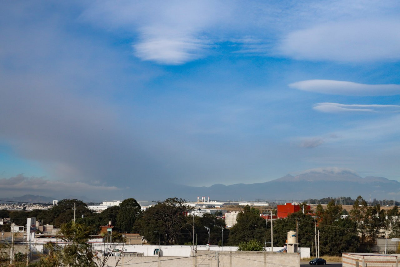 El volcán Popocatépetl amaneció cubierto por una nube de ceniza este 10 de enero | Foto: EsImagen