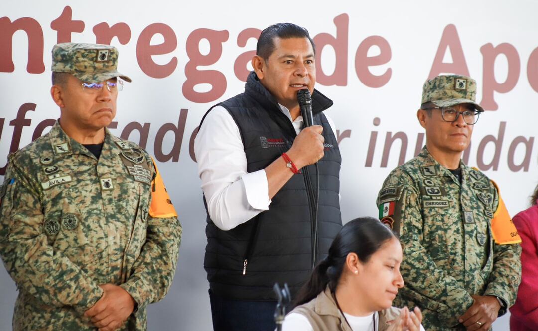 Puebla de pie, gobernador Armenta supervisa entrega de apoyos en El Carrizal | Foto: Gobierno de Puebla.