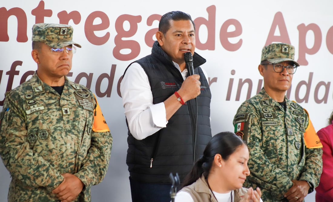 Puebla de pie, gobernador Armenta supervisa entrega de apoyos en El Carrizal | Foto: Gobierno de Puebla.