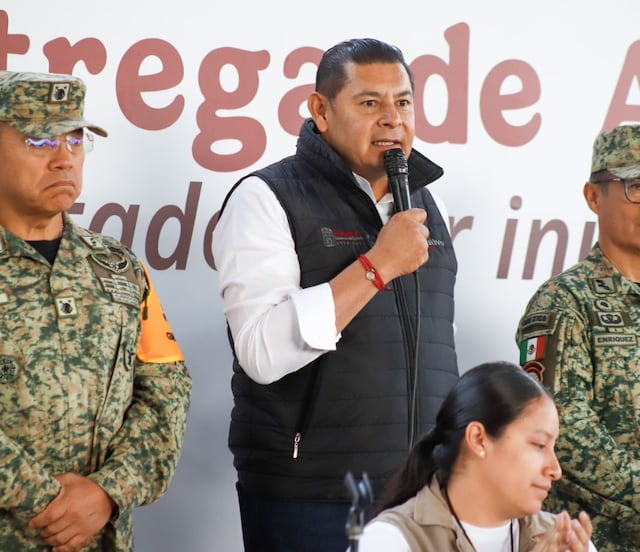 Armenta supervisa entrega de apoyos en El Carrizal