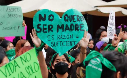 Demanda Marea Verde despenalización del aborto en Puebla