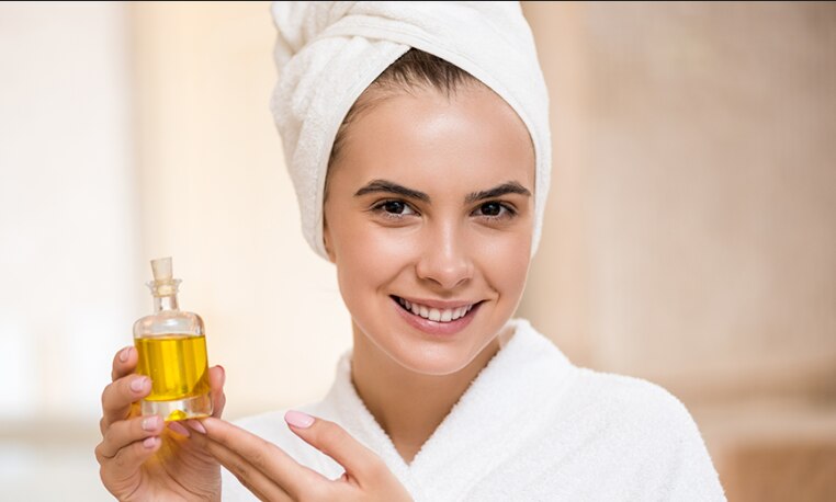 Así puedes  incorporar el aceite de oliva en tu rutina de belleza y prevenir el envejecimiento prematuro