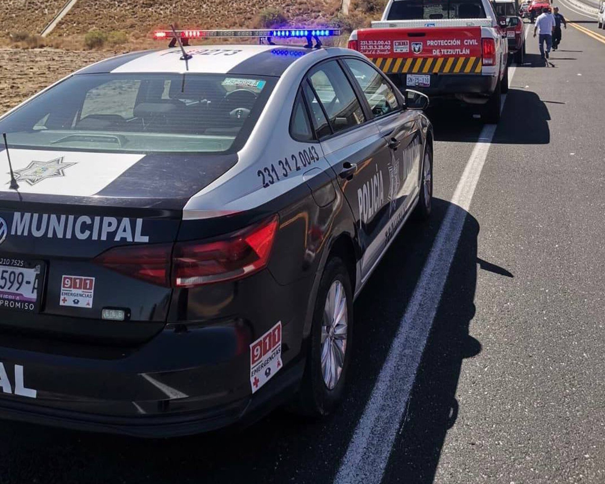 A la altura de Ocotepec volcó una camioneta con veladoras, el saldo del accidente fue de cuatro muertos y un herido  | Foto: Especial