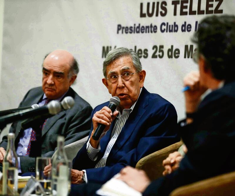 Cuauhtémoc Cárdenas (centro) destacó ayer que no existe continuidad en las políticas públicas a largo plazo y acusó que se privilegian la improvisación y las ocurrencias. Foto: Diego Simón/EL UNIVERSAL