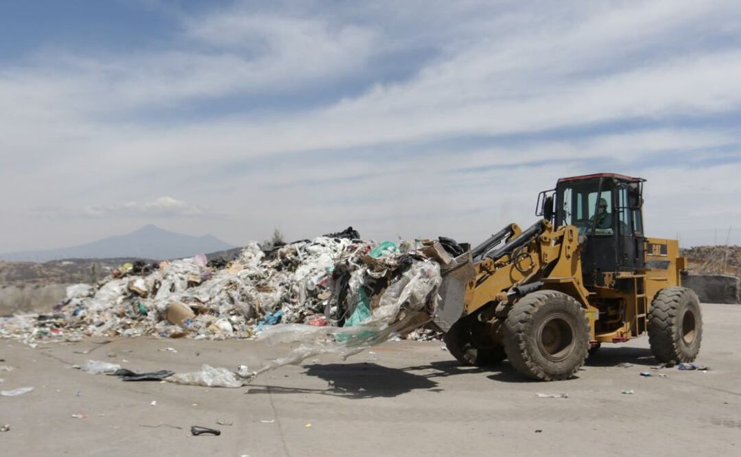Muchos municipios poblanos no cuentan con los programas de atención de residuos, por lo que acortan el tiempo de vida de otros rellenos sanitarios. | Foto: Agencia Es Imagen para El Universal Puebla