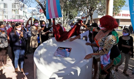 Reinstauran la placa en memoria de Agnes Torres