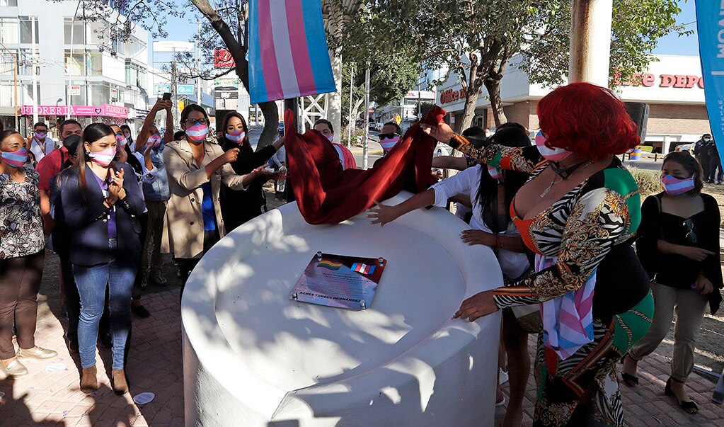 Reinstauran la placa en memoria de Agnes Torres