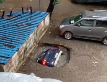 ¡Sorprendente! Auto es tragado por socavón en la India