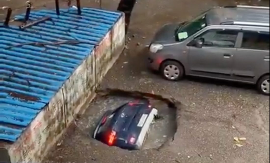 ¡Sorprendente! Auto es tragado por socavón en la India