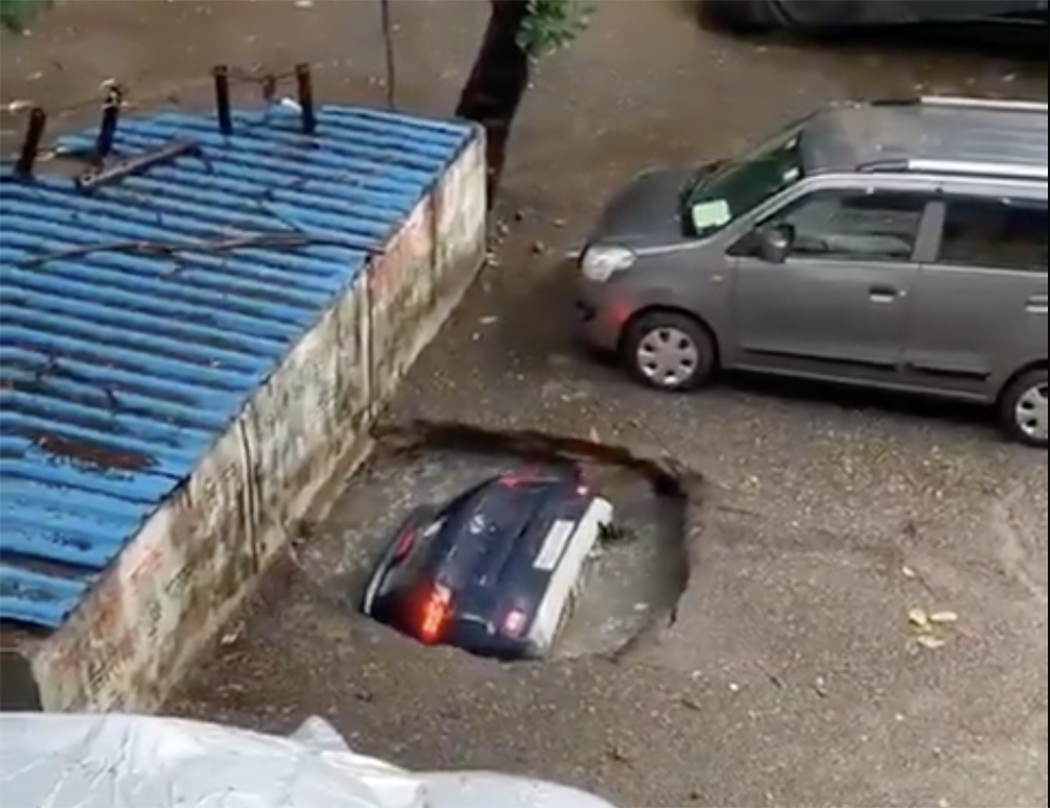 ¡Sorprendente! Auto es tragado por socavón en la India