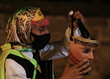 Esto debe llevar un traje tradicional de huehue