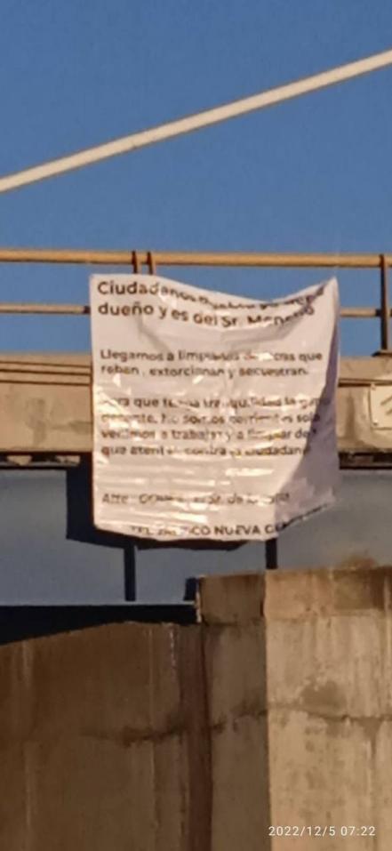 Cuelgan dos narcomantas en distintos puntos de Puebla