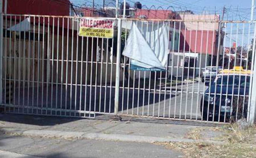 Impedir el libre tránsito es uno de los argumentos para aplicar la multa a quienes colocan rejas o topes en las calles | Foto: Agencia Es Imagen para El Universal Puebla