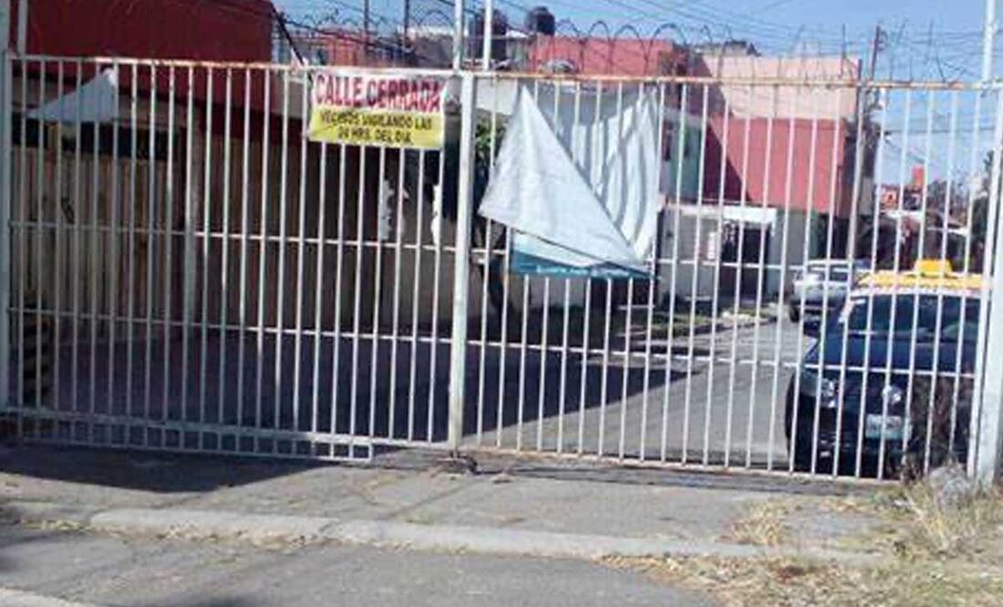 Impedir el libre tránsito es uno de los argumentos para aplicar la multa a quienes colocan rejas o topes en las calles | Foto: Agencia Es Imagen para El Universal Puebla